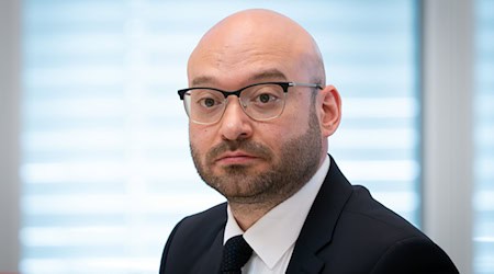 Nach den Querelen um den Verfassungsschutz in Brandenburg sieht der neue Innenminister Regelungsbedarf.  / Foto: Soeren Stache/dpa