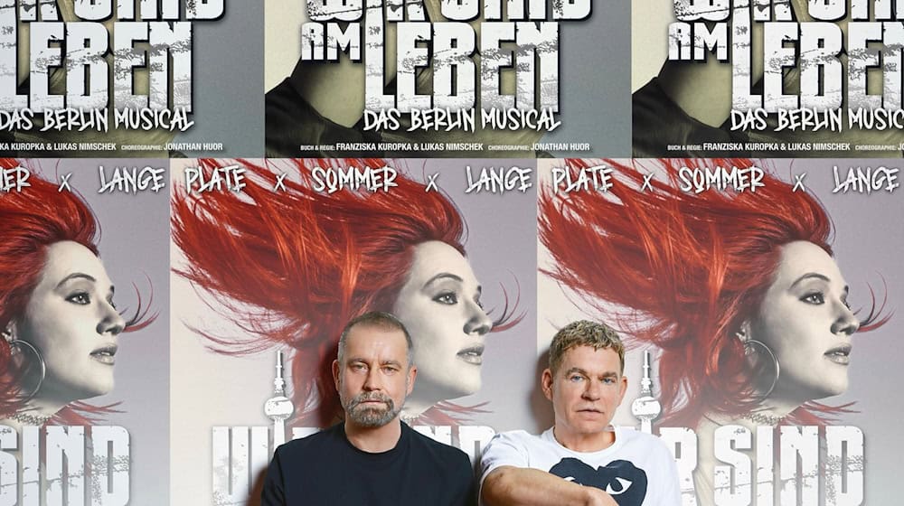 Ulf Leo Sommer und Peter Plate sitzen vor Plakaten ihres neuen Musical-Projekts. / Foto: Ferran Casanova/Theater des Westens/dpa