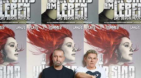 Ulf Leo Sommer und Peter Plate sitzen vor Plakaten ihres neuen Musical-Projekts. / Foto: Ferran Casanova/Theater des Westens/dpa