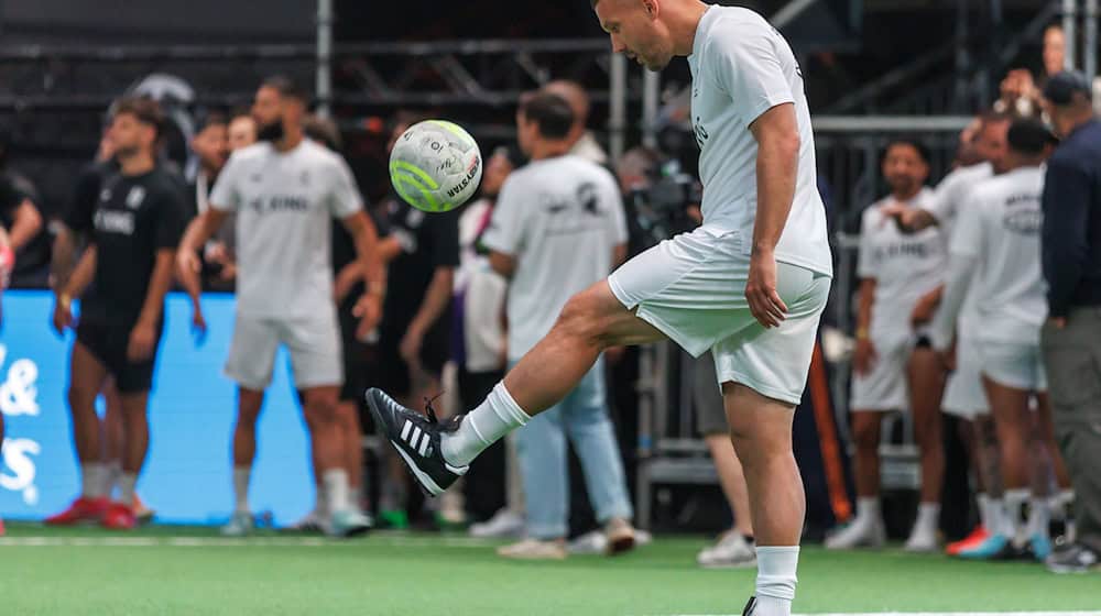 Lukas Podolski freut sich über den Aufstieg des 1. FC Köln / Foto: Andreas Gora/dpa