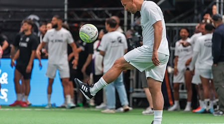 Lukas Podolski freut sich über den Aufstieg des 1. FC Köln / Foto: Andreas Gora/dpa