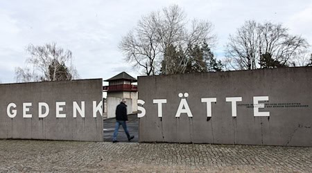 Am Sonntag wird in der Gedenkstätte Sachsenhausen der Befreiung des Konzentrationslagers gedacht. (Archivbild) / Foto: Hannes P Albert/dpa
