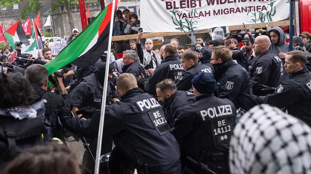 Polizisten nehmen bei einer propalästinensischen Demonstrationen zum 77. Nakba-Tag einen Teilnehmer fest.  / Foto: Christophe Gateau/dpa