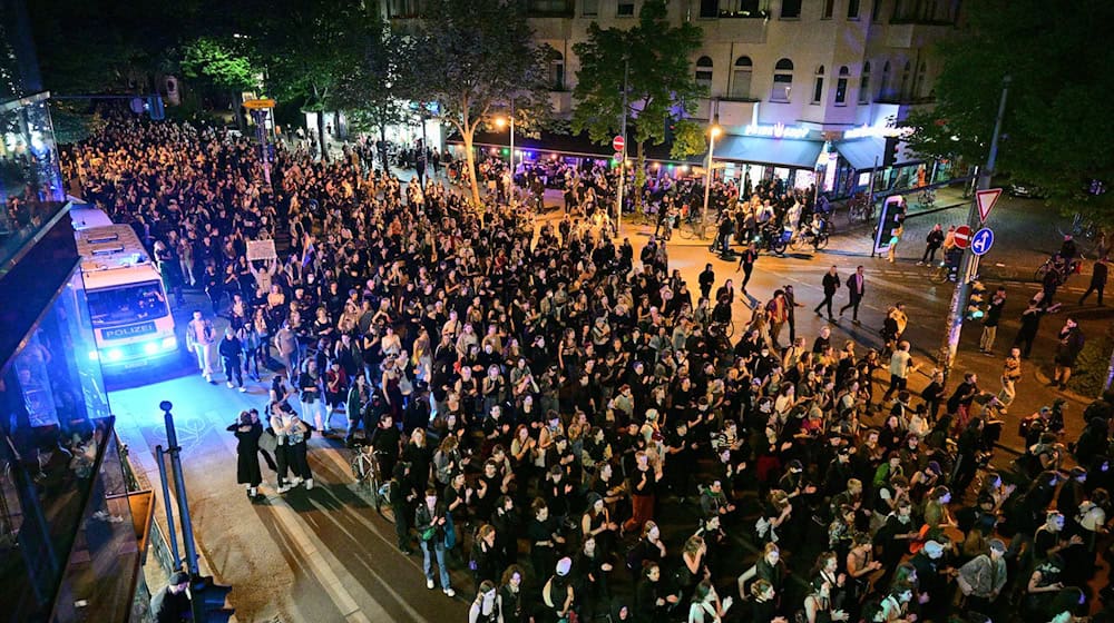 Demozug von «Take back the Night» im Bezirk Friedrichshain. Laut Polizei war es seit Jahren nicht so ruhig in einer Walpurgisnacht.  / Foto: Sebastian Christoph Gollnow/dpa