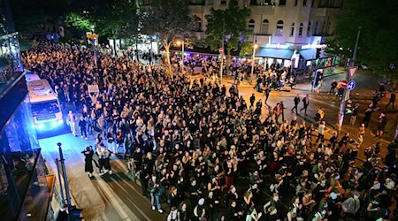 Demozug von «Take back the Night» im Bezirk Friedrichshain. Laut Polizei war es seit Jahren nicht so ruhig in einer Walpurgisnacht.  / Foto: Sebastian Christoph Gollnow/dpa