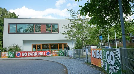 An einer Schule in Spandau wurde ein schwer verletzter Elfjähriger gefunden.  / Foto: Jörg Carstensen/dpa