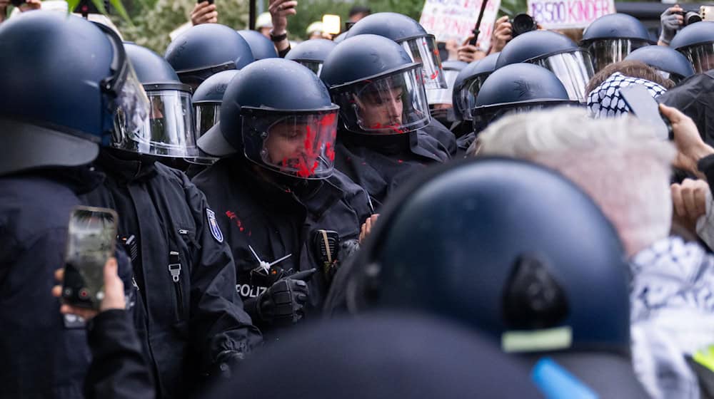 Bbei einer Propalästinensischen Demonstrationen war ein Polizeibeamter schwer verletzt worden. (Archivbild) / Foto: Christophe Gateau/dpa