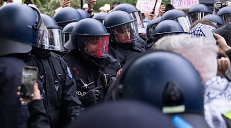 Bbei einer Propalästinensischen Demonstrationen war ein Polizeibeamter schwer verletzt worden. (Archivbild) / Foto: Christophe Gateau/dpa