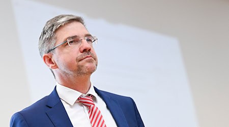 Am 25. Mai steht ein Bürgerentscheid in Potsdam zur Abwahl des Oberbürgermeisters Mike Schubert (SPD) bevor. (Archivbild) / Foto: Jens Kalaene/dpa