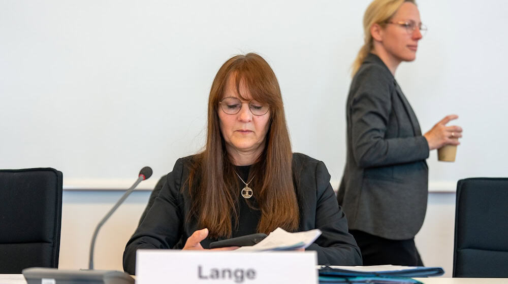 Brandenburgs Innenministerin steht wegen der Entlassung des Verfassungsschutzchefs seit vergangener Woche unter Druck. (Archivbild) / Foto: Sören Stache/dpa