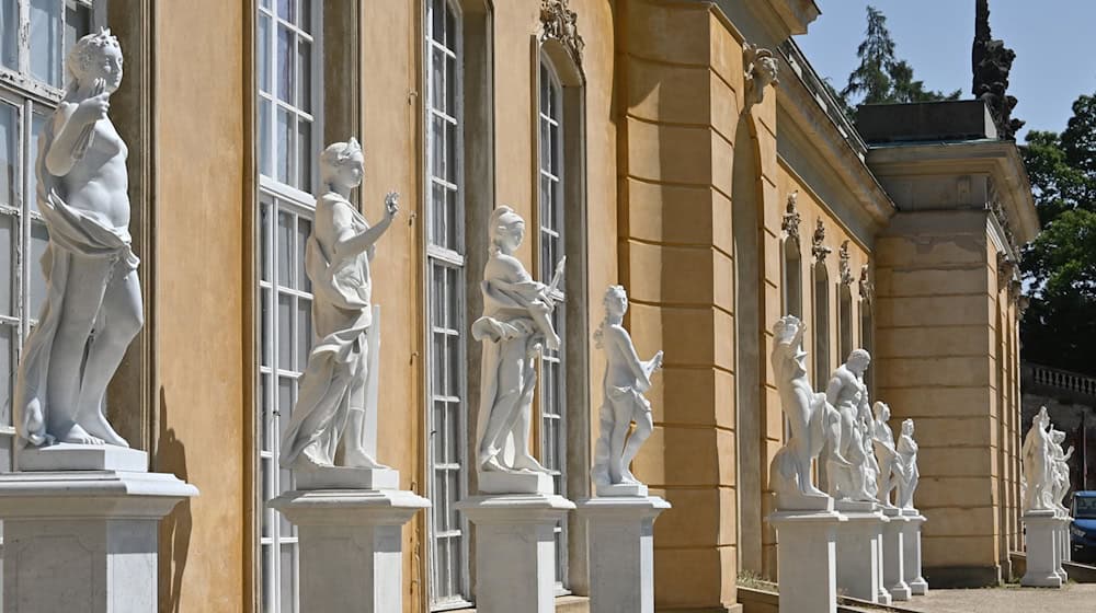 Zum 20. Jubiläum des Unesco-Welterbetages stehen um 11.00 Uhr und um 14.00 Uhr kostenfreie Familienführungen durch die Neuen Kammern von Sanssouci auf dem Programm in Potsdam. (Archivfoto) / Foto: Bernd Settnik/dpa