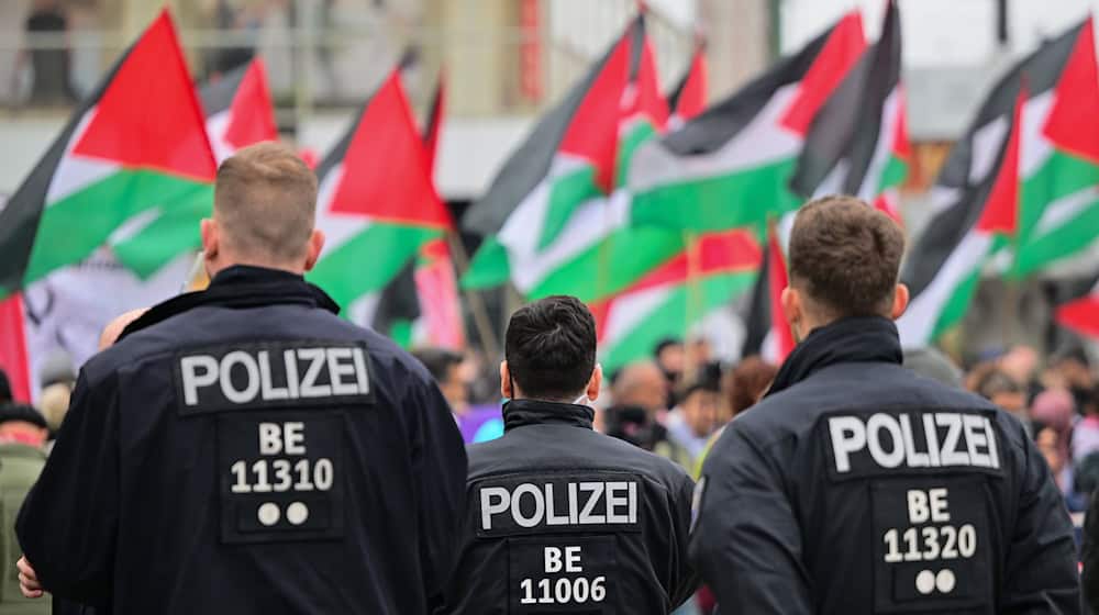 Zwei propalästinensische Demonstrationen sind für den 15. Mai geplant. (Archivbild) / Foto: Sebastian Gollnow/dpa