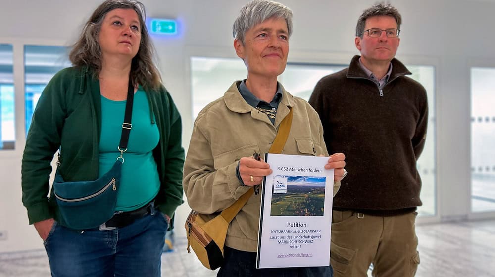 Vertreter einer Bürgerinitiative in der Märkischen Schweiz protestieren mit der Übergabe einer Petition im Landtag gegen den Bau von Solarparks.  / Foto: Soeren Stache/dpa