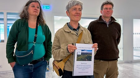 Vertreter einer Bürgerinitiative in der Märkischen Schweiz protestieren mit der Übergabe einer Petition im Landtag gegen den Bau von Solarparks.  / Foto: Soeren Stache/dpa