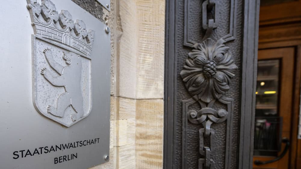 Die Staatsanwaltschaft wirft dem Mann Amtsanmaßung und Körperverletzung vor. (Symbolbild)  / Foto: Monika Skolimowska/dpa