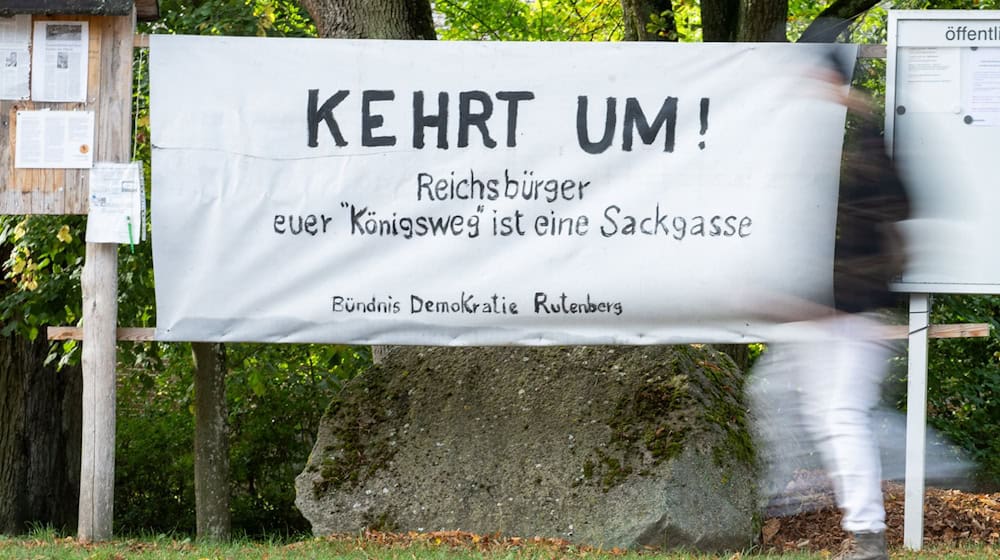 Protest gegen «Reichsbürger»: Eine Bürgerinitiative im kleinen Dorf Rutenberg in der Uckermark stemmte sich gegen eine Ansiedlung des «Königreichs Deutschland».(Archivbild) / Foto: Sebastian Gollnow/dpa