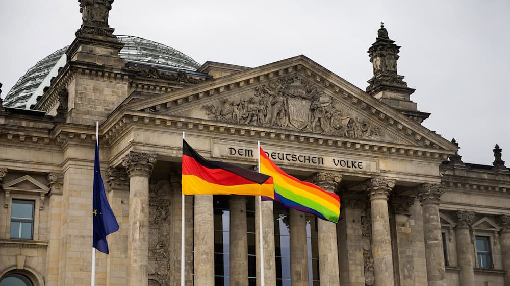 Am Internationalen Tag gegen Homo-, Bi-, Inter- und Transphobie am 17. Mai wird die Regenbogenflagge wieder auf dem Reichstagsgebäude zu sehen sein. (Archivbild) / Foto: Christoph Soeder/dpa