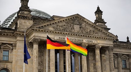 Am Internationalen Tag gegen Homo-, Bi-, Inter- und Transphobie am 17. Mai wird die Regenbogenflagge wieder auf dem Reichstagsgebäude zu sehen sein. (Archivbild) / Foto: Christoph Soeder/dpa