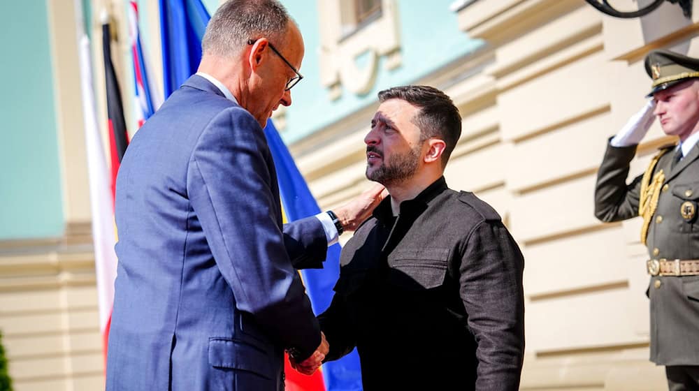 Bundeskanzler Merz wird bei seinem Besuch in Kiew Anfang Mai von Präsident Selenskyj in Empfang genommen. (Archivbild) / Foto: Kay Nietfeld/dpa