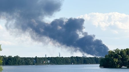 Mehr als 80 Einsatzkräfte sind vor Ort. / Foto: Sebastian Gollnow/dpa