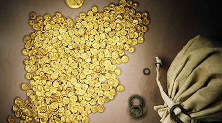 Der 3,7 Kilogramm schwere Kelten-Goldschatz wurde einst in einer Bodenvitrine im Museum in Manching ausgestellt. Im Jahr 2022 wurden die rund 2.100 Jahre alten Münzen gestohlen und sind seitdem zum größten Teil verschwunden. (Archivbild)  / Foto: Frank Mächler/dpa