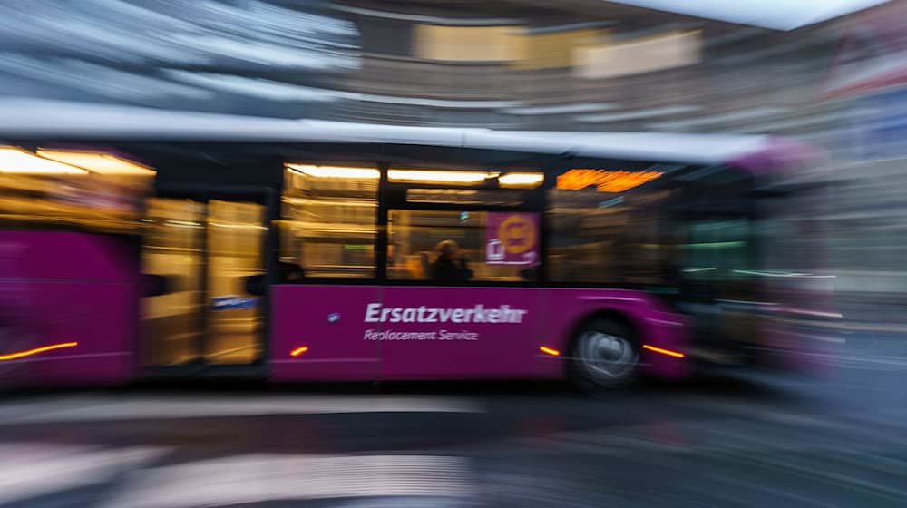 Während den Baumaßnahmen auf der Riedbahn zwischen Frankfurt und Mannheim setzte die Bahn rund 150 Ersatzbusse ein. (Archivbild) / Foto: Andreas Arnold/dpa