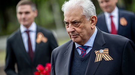 Russlands Botschafter Sergej Netschajew gedenkt des Endes des Zweiten Weltkriegs in Europa.  / Foto: Fabian Sommer/dpa