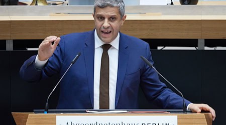 Der Berliner SPD-Fraktionsvorsitzende Raed Saleh macht sich für ein AfD-Verbotsverfahren stark. (Archivbild)  / Foto: Jörg Carstensen/dpa