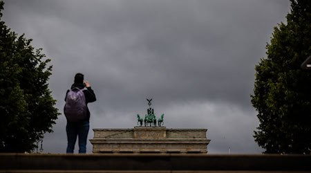 Laut DWD-Angaben ist mit Höchsttemperaturen um die 14 Grad zu rechnen. (Symbolbild) / Foto: Christoph Soeder/dpa