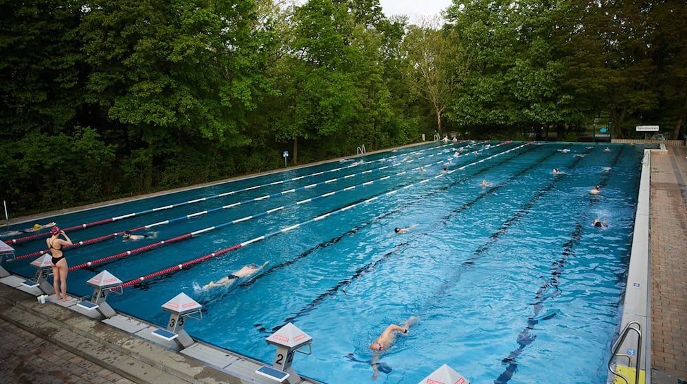 Schwimmer ziehen am ersten Tag der Freibadsaison im Prinzenbad ihre Bahnen. (Archivbild) / Foto: Jörg Carstensen/dpa