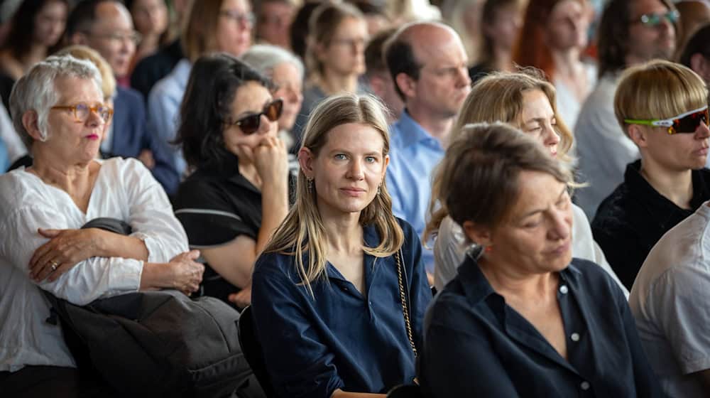 Aino Laberenz (M.) schenkte das Schlingensief-Werk der Neuen Nationalgalerie. / Foto: Soeren Stache/dpa