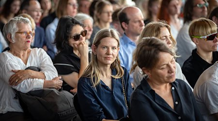 Aino Laberenz (M.) schenkte das Schlingensief-Werk der Neuen Nationalgalerie. / Foto: Soeren Stache/dpa