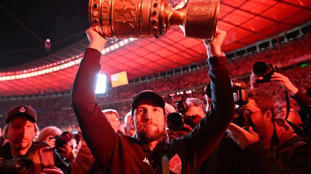VfB-Trainer Sebastian Hoeneß wäre mit dem It-Piece DFB-Pokal sicherlich eine Erscheinung an der berüchtigten Tür des Berliner Clubs Berghain. / Foto: Bernd Weißbrod/dpa