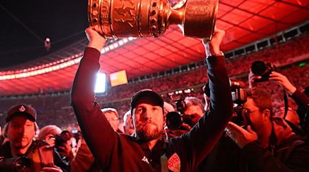 VfB-Trainer Sebastian Hoeneß wäre mit dem It-Piece DFB-Pokal sicherlich eine Erscheinung an der berüchtigten Tür des Berliner Clubs Berghain. / Foto: Bernd Weißbrod/dpa