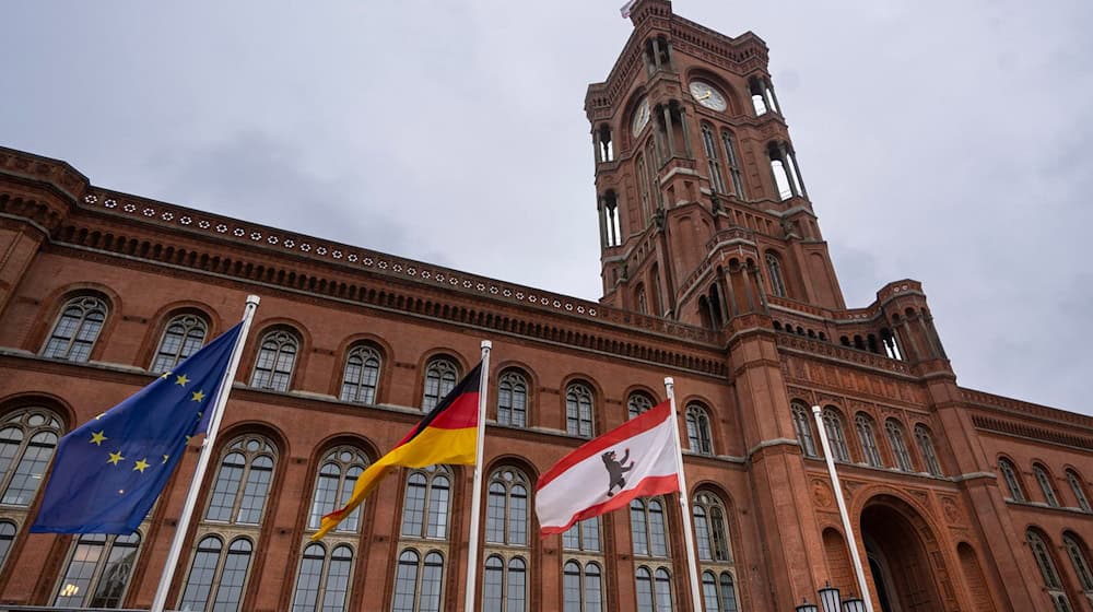 Das Rote Rathaus bildet den Rahmen für das Gedenken an das Kriegsende und Befreiung vom Nationalsozialismus. (Archivbild) / Foto: Monika Skolimowska/dpa