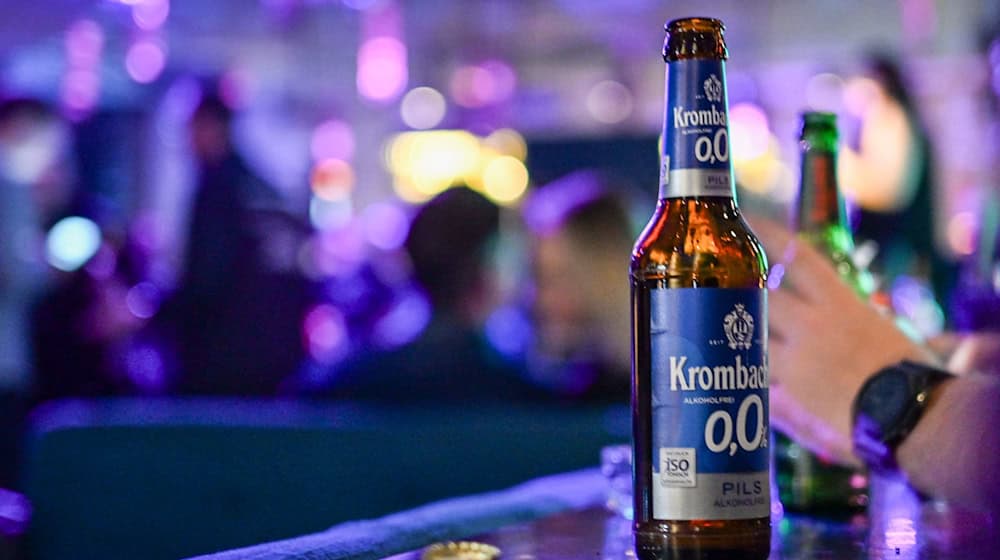 Alkoholfreies Bier liegt ohnehin im Trend, Partys ohne Alkohol passen dazu. (Symbolbild) / Foto: Jens Kalaene/dpa