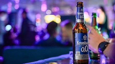 Alkoholfreies Bier liegt ohnehin im Trend, Partys ohne Alkohol passen dazu. (Symbolbild) / Foto: Jens Kalaene/dpa