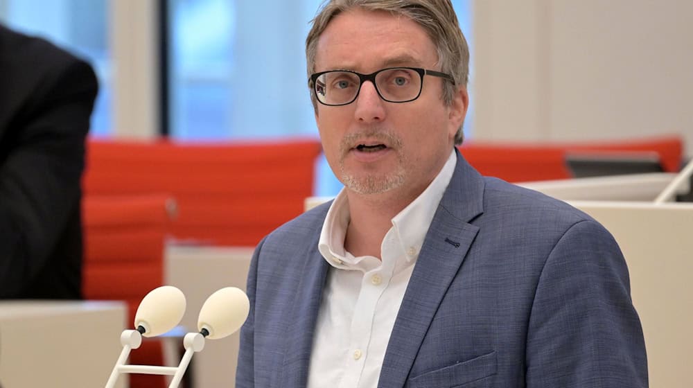 Björn Lüttmann stellt sich hinter seine Parteikollegin und Innenministerin Katrin Lange (SPD). / Foto: Michael Bahlo/dpa