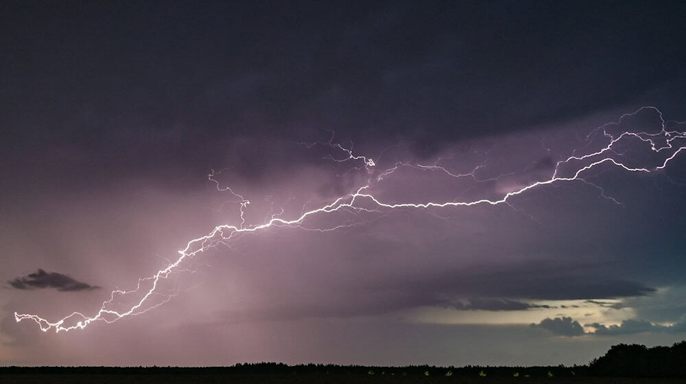 Wie häufig Blitze entstehen, hängt stark vom Wetter ab. (Archivbild) / Foto: Patrick Pleul/dpa