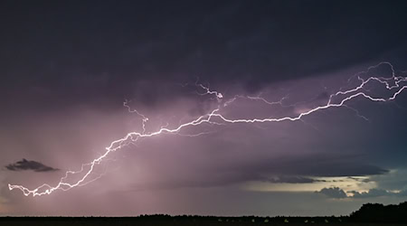 Wie häufig Blitze entstehen, hängt stark vom Wetter ab. (Archivbild) / Foto: Patrick Pleul/dpa