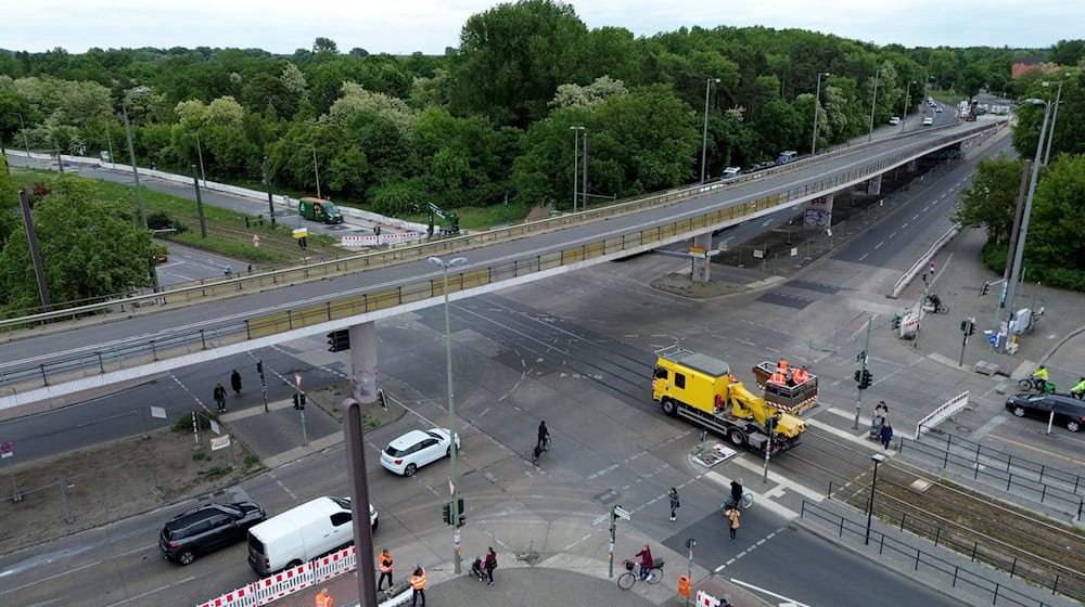 Die Brücke an der Wuhlheide im Ortsteil Oberschöneweide ist bis auf weiteres komplett gesperrt. / Foto: Manuel Genolet/dpa
