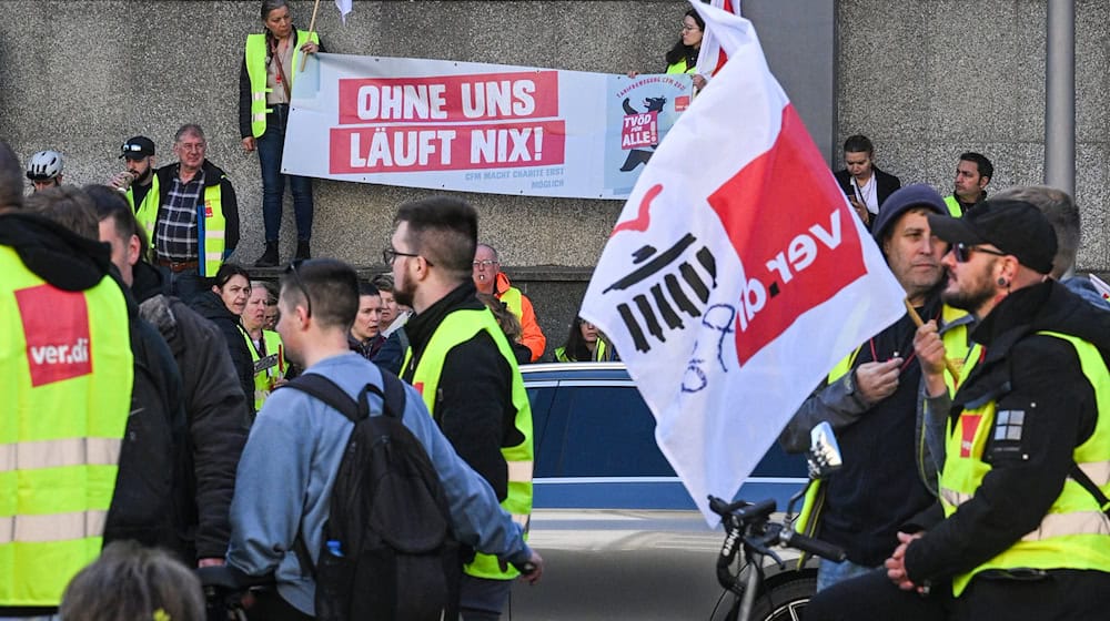 Verdi fordert für 3.200 CFM-Beschäftigte eine Bezahlung nach dem an der Charité gültigen Tarifvertrag. (Archivbild) / Foto: Jens Kalaene/dpa