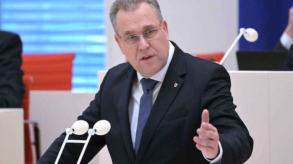 Der innenpolitische Sprecher der CDU-Fraktion im Landtag von Brandenburg, Rainer Genilke, hat noch viele Fragen an die SPD-Innenministerin nach der Entlassung des Verfassungsschutzchefs. (Archivbild)  / Foto: Michael Bahlo/dpa
