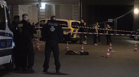 Nach dem Messerangriff auf einen Polizisten sind noch etliche Fragen offen.  / Foto: Julius-Christian Schreiner/dpa