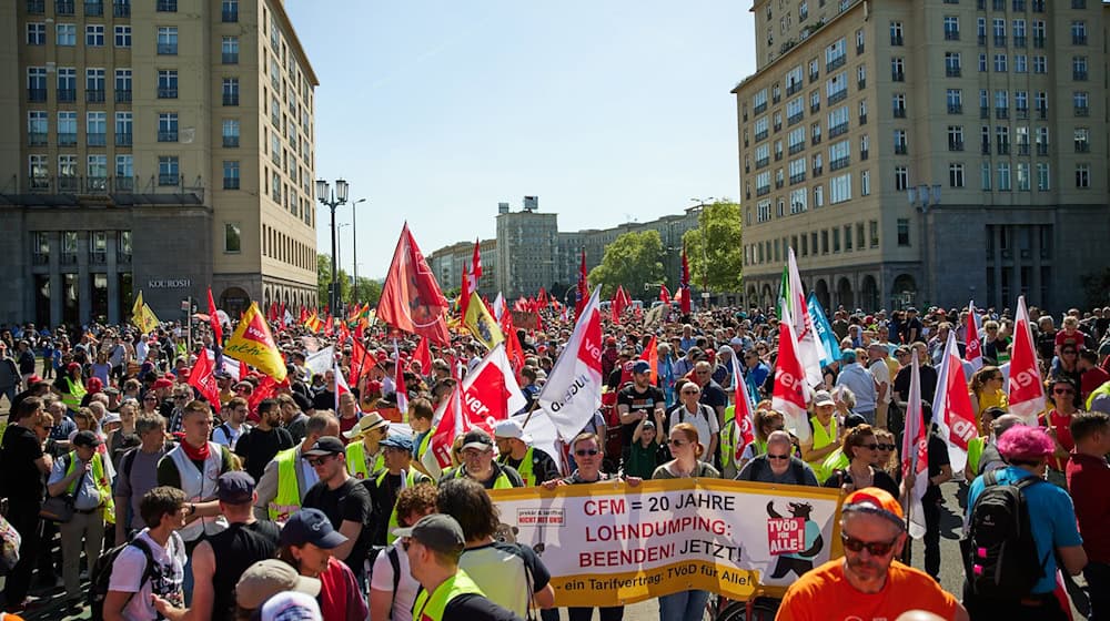 Sie gehen am Tag der Arbeit auf die Straße: Gewerkschafter fordern bei einer Demonstration in Berlin bessere Löhne.  / Foto: Joerg Carstensen/dpa