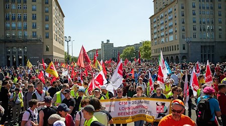 Sie gehen am Tag der Arbeit auf die Straße: Gewerkschafter fordern bei einer Demonstration in Berlin bessere Löhne.  / Foto: Joerg Carstensen/dpa