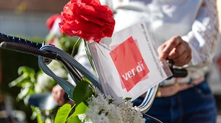 Mit Blumenschmuck auf zur Fahrraddemo der Gewerkschaft in Cottbus.  / Foto: Frank Hammerschmidt/dpa