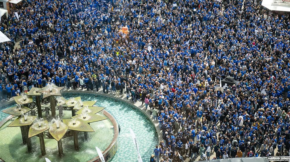 Die Bielefelder Fans feierten schon früh und zahlreich am Tag des Pokalfinals / Foto: Christophe Gateau/dpa