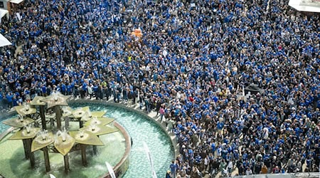 Die Bielefelder Fans feierten schon früh und zahlreich am Tag des Pokalfinals / Foto: Christophe Gateau/dpa