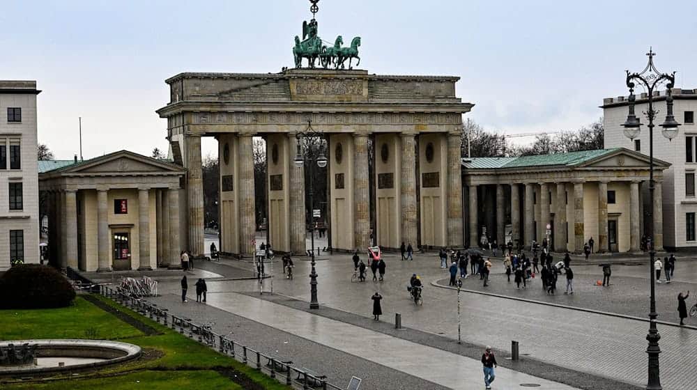 Die Demonstranten, die zum "Friedensmarsch" in Berlin erwartet werden, wollen sich am Brandenburger Tor sammeln. (Archivfoto) / Foto: Jens Kalaene/dpa